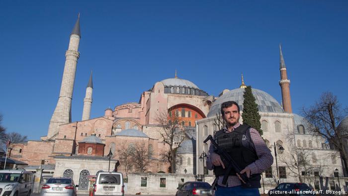 Türkei Anschlag in Istanbul - Polizist vor Hagia Sophia