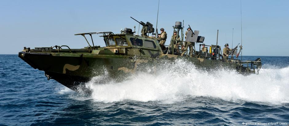 Barco de patrulha americano no Golfo Pérsico, igual aos que foram interceptados pelo Irã