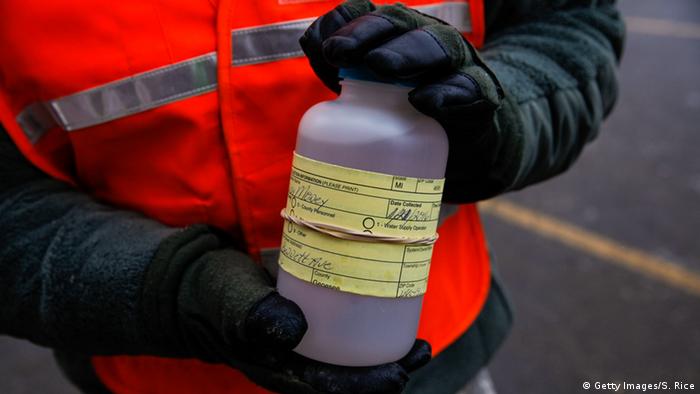 USA Trinkwasser in der Stadt Flint vergiftet Wasserprobe