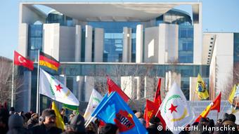 Κούρδοι διαδηλωτές διαμαρτυρήθηκαν για την τουρκική πολιτική έξω από την καγκελαρία στο Βερολίνο