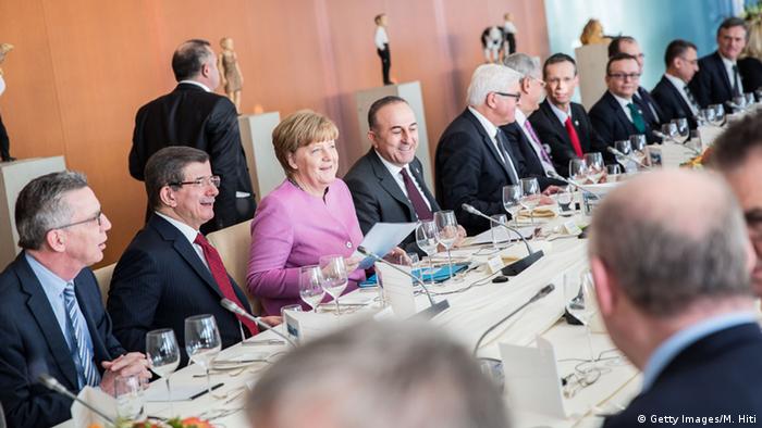 Deutschland Angela Merkel und Ahmet Davutoglu mit Kabinettsmitgliedern