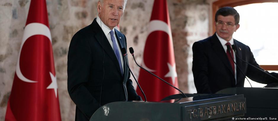 Biden (esq.) visita Davutoglu em Istambul