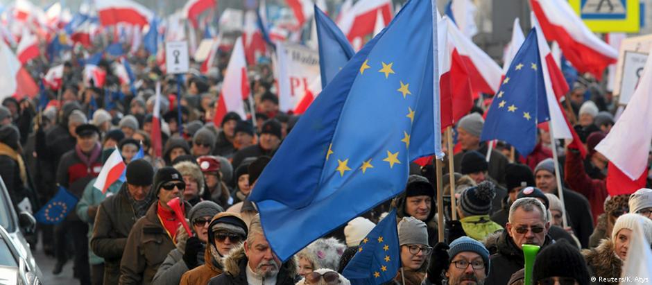 Bandeiras da União Europeia são comuns em protestos contra o governo polonês