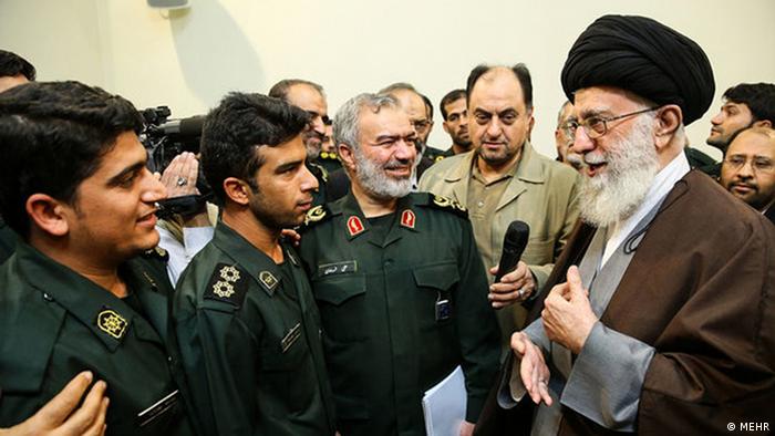 Аятолла Али Хаменеи с бойцами Корпуса стражей исламской революции 