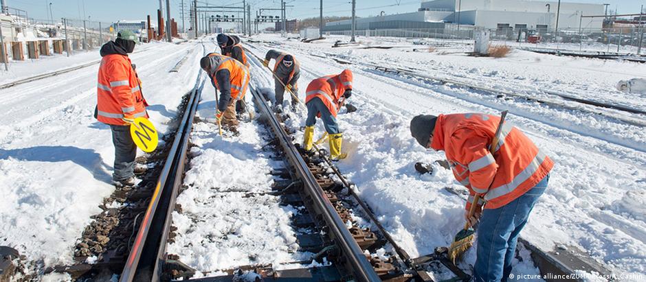 Trabalhadores retiram neve dos trilhos de trem nos arredores de Nova York