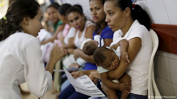Madres con sus hijos en el Hospital Oswaldo Cruz, de Recife, Brasil.