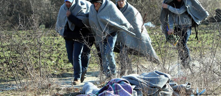 Migrantes em campo provisório na fronteira entre Macedônia e Sérvia