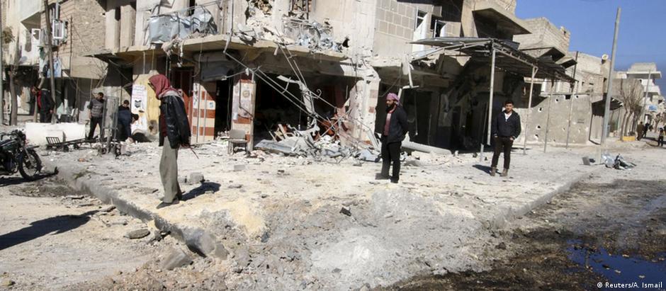 Aleppo em ruínas após bombardeios aéreos por forças pró-Assad