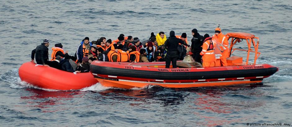Barco com refugiados é resgatado no Mar Egeu