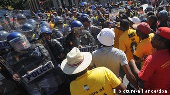 Protest against Jacob Zuma iin Cape Town
dpa - Bildfunk+++
picture-alliance/dpa