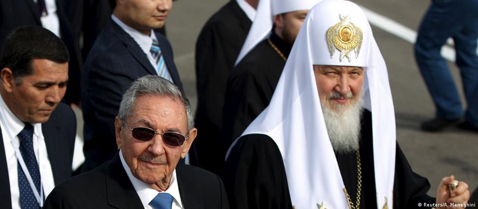 Ao chegar a Havana, o patriarca Cirilo (dir.) foi recebido pelo presidente cubano, Raúl Castro