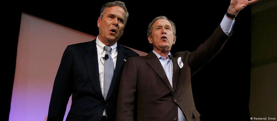 Jeb Bush (esq.) e George W. Bush na Carolina do Sul