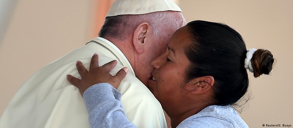 Papa abraça detenta em visita a presídio