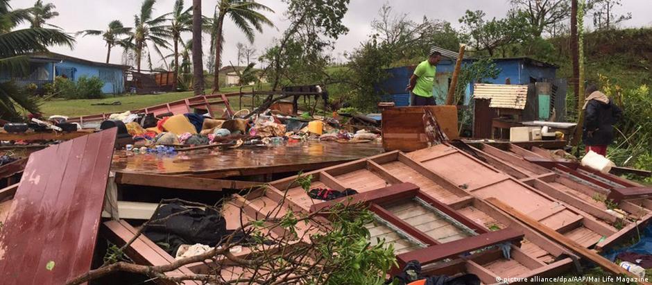 Ventos violentos e chuvas torrenciais destruíram casas, cortaram energia, água e comunicações em Fiji