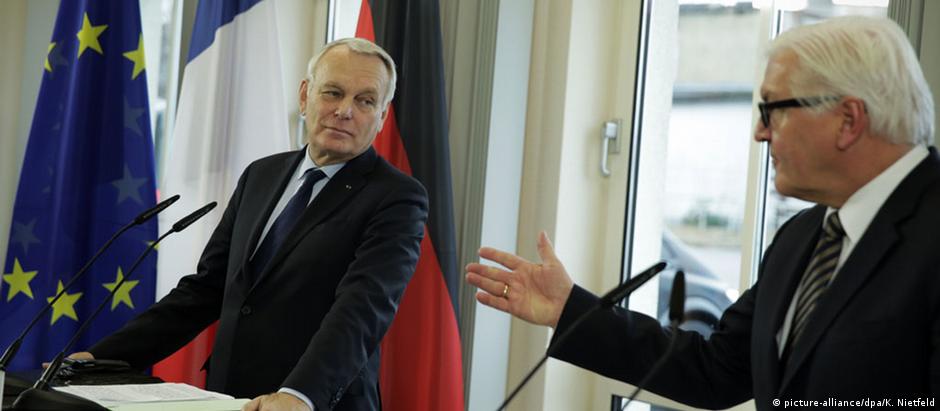 Ministros do Exterior da Alemanha, Frank-Walter Steinmeier (dir.), e da França, Jean-Marc Ayrault, em Berlim