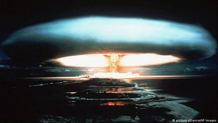 Dispersão de material radioativo após testes com bombas nucleares, a partir dos anos 50, seria um dos marcos da nova época