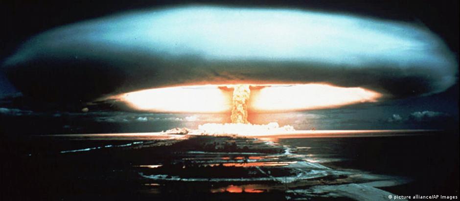 Dispersão de material radioativo após testes com bombas nucleares, a partir dos anos 50, seria um dos marcos da nova época