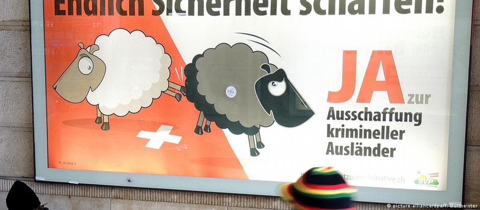 Cartaz do SVP pregando a expulsão de estrangeiros da Suíça