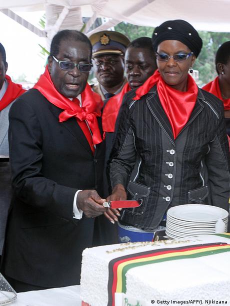  Robert Mugabe his wife Grace cutting a cake JEKESAI NJIKIZANA/AFP/Getty (c) Getty Images/AFP/J. Njikizana