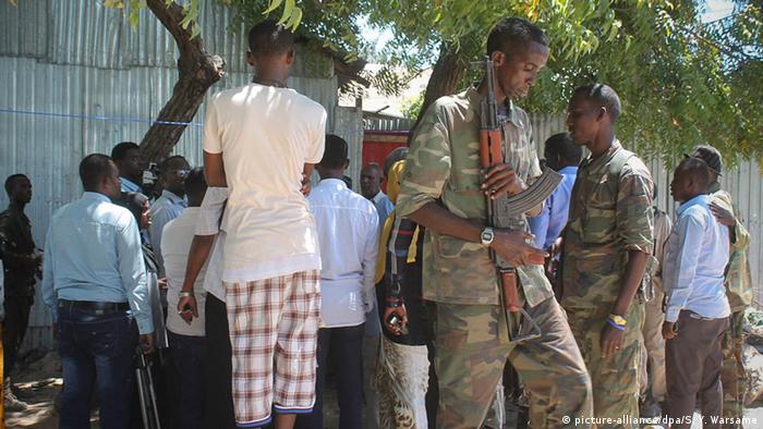 مقتل وإصابة العشرات في هجوم على فندق في الصومال 0,,19080973_303,00