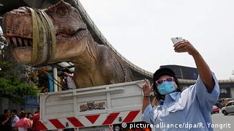 ¿Una foto con un dinosaurio? Gracias a una campaña publicitaria, es posible en Tailandia.