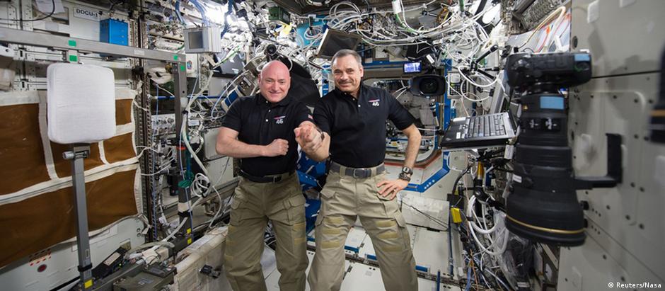 Scott Kelly (esq.) e Mikhail Kornienko passaram 340 dias no espaço