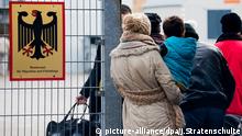 Bundesamt für Migration und Flüchtlinge Asylbewerber Warteschlange Warten