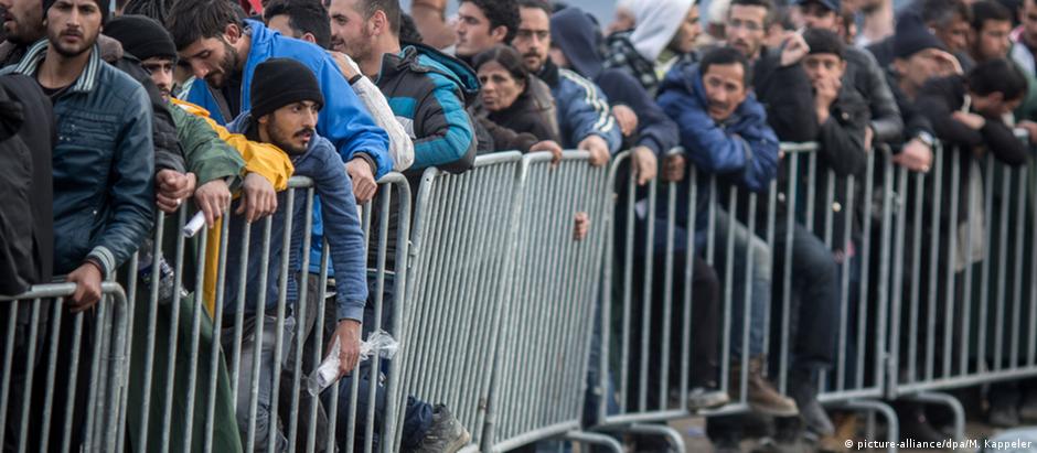 Migrantes aguardam em Idomeni, na Grécia, perto da fronteira com a Macedônia