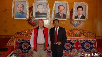 Deutschland Dieter Schuh Tibetologe mit einem Fabrikanten aus Lhasa