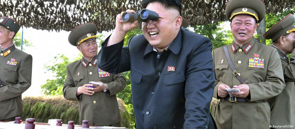 Kim Jong-un durante visita recente a instalação militar no leste da península coreana