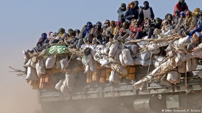 Niger Agadez Bild 1 Konvoi mit Migranten verlässt Agadez 