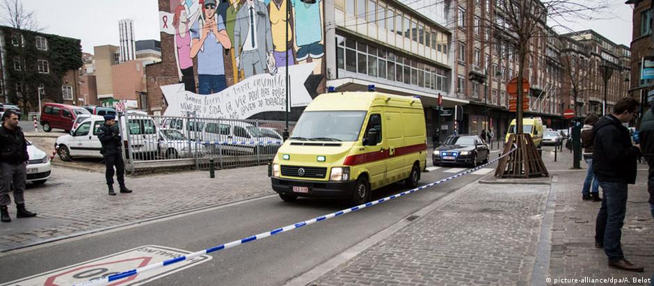 Suspeitos são transportados de clínica em Bruxelas, após alta