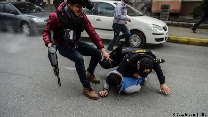 Dva policajca obaraju jednog Kurda na asfalt