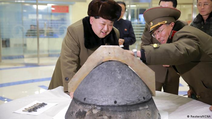 Nordkorea Kim Jong-Un inspiziert einen Raketenkopf