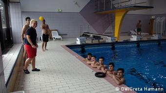 Ακόμη και μαθήματα κολύμβησης για πρόσφυγες