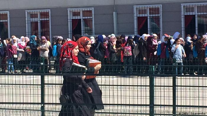 Kilis'te Suriyeli öğrenciler kamptaki okula gidiyor.