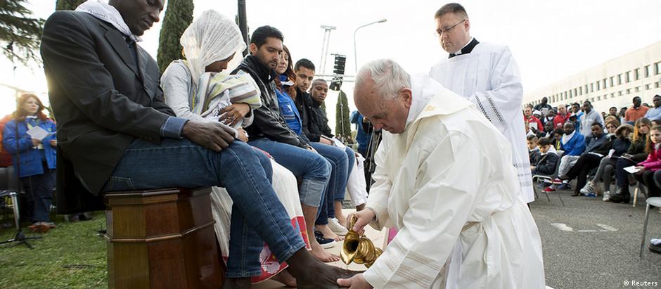 Neste ano, papa lavou pés de refugiados na Quinta-feira Santa