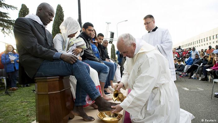 شست و شوی پای یک پناهجو توسط پاپ فرانسیس در شامگاه پنج‌شنبه مقدس