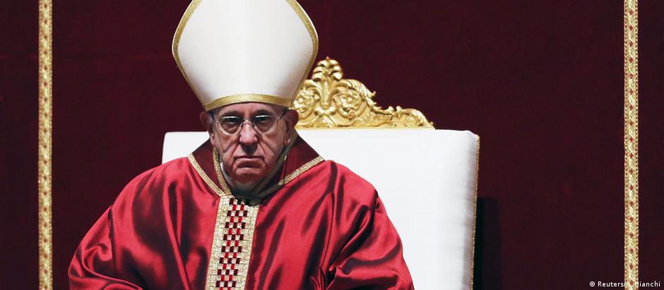 Na celebração da Sexta-Feira Santa, o papa mencionou os ataques em Bruxelas e a situação dos refugiados