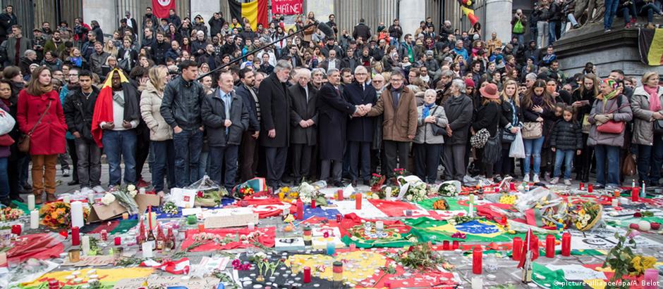 No dia seguinte aos ataques, houve homenagem aos mortos em frente ao prédio da Bolsa de Valores
