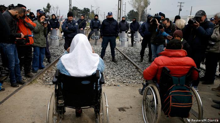 Griechenland Mazedonien Idomeni Grenze  Flüchtlinge Menschen im Rollstuhl vor der Polizei  