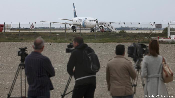 Entführtes Flugzeug von der Fluggesellschaft EgyptAir landet auf Zypern 