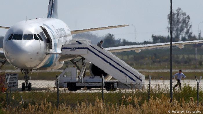 Zypern Menschen rennen aus dem entführten Flugzeug von der Fluggesellschaft EgyptAir