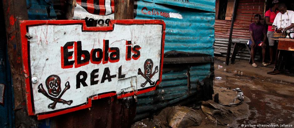 Placa alerta moradores de Monróvia sobre o ebola