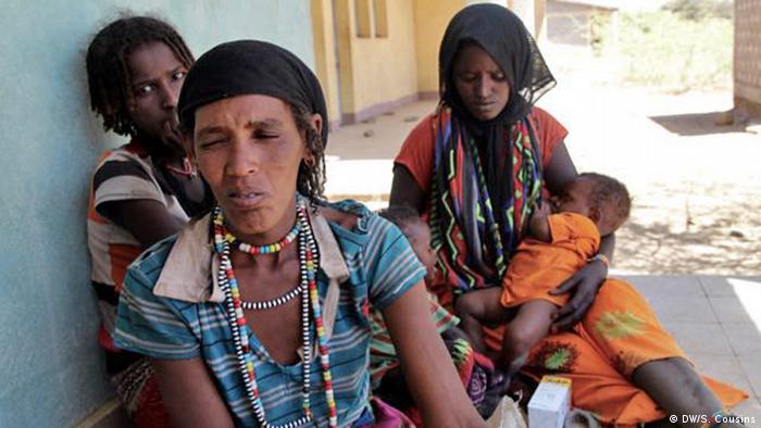 Äthiopien Fentale Frauen sitzend mit 2 Kleinkindern