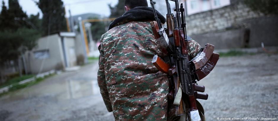 Rebelde separatista com metralhadoras kalashnikov no Nagorno-Karabakh