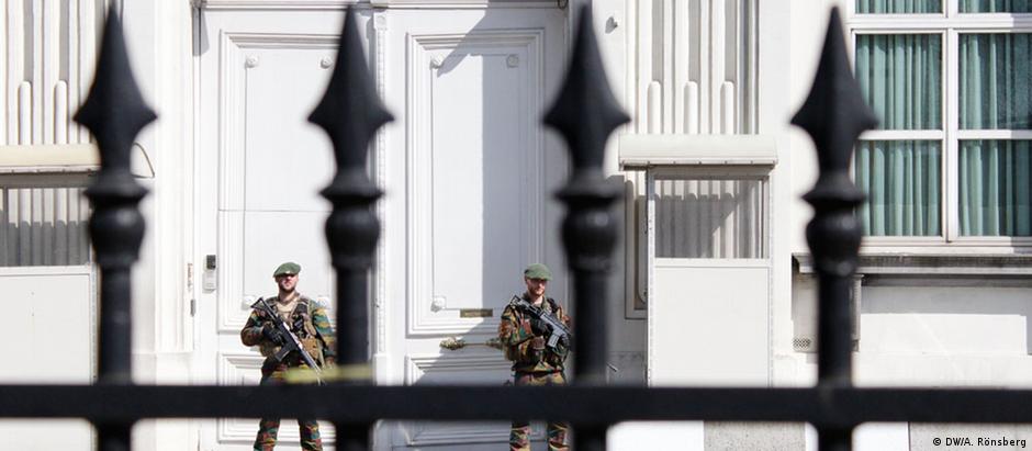 Soldados vigiam escritório do primeiro-ministro da Bélgica: nível de alerta na cidade segue alto