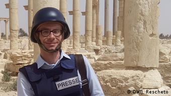 Juri Rešeto ispred antičkih spomenika u Palmiri