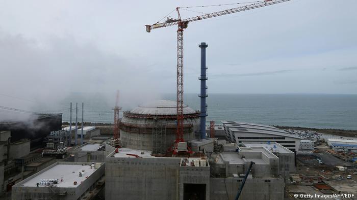 La planta nuclear Flamanville en Francia no se acabará de construir antes de 2018 y su coste será el triple del estipulado.