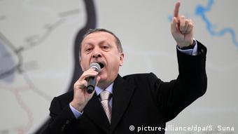 Επικριτική στάση της Κομισιόν απέναντι στην ολοένα πιο αυταρχική συμπεριφορά του τούρκου προέδρου Ρετζέπ Ταγίπ Ερντογάν, σημειώνει το Spiegel